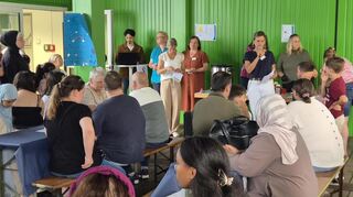 Rektorin Constanze Frisch eröffnet das Schulfest.