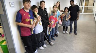 Die Projektgruppe "In 3 Tagen um die Welt" bastelt mit Lehrkraft Tony Vellappallil Regenmacher.