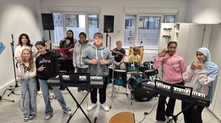 Die Schülerband probt für ihren großen Auftritt am Schulfest.