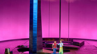 Spiel mit Licht: Ekaterina Gubanova (Kundry, l-r), Andreas Schager (Parsifal), Georg Zeppenfeld (Gurnemanz) im 1. Aufzug der Oper „Parsifal“ von Richard Wagner auf der Bühne.