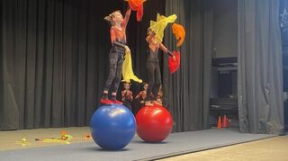 Diese jungen Akrobatinnen auf den Gymnastikbällen trippelten gekonnt, um die Balance zu halten.