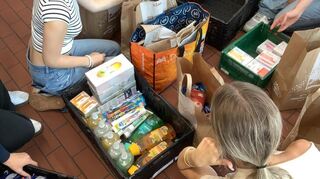 Die Neuntklässler der Theodor-Heuss-Realschule haben von dem gesammelten Geld aus dem Pausenverkauf Lebensmittel für die Tafel eingekauft.