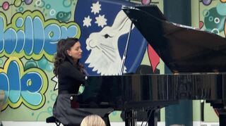 Tatjana Worm-Sawosskaja beim Auftritt in der Schulaula.