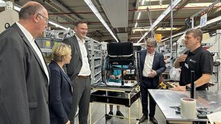 Manne Lucha (2.v.r.) schaut sich – genauso wie Norbert Knopf und Christiane Staab (v.l.) – die Produktion des Rollstuhl-Herstellers Sunrise Medical in Malsch an.