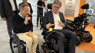 Michael Kröner (l.), Mitarbeiter im Produktmanagement bei Sunrise Medical in Malsch, zeigt Manne Lucha einen Hightech-Rollstuhl.
