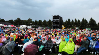 Auch durch den Regen ließen sich die Besucherinnen und Besucher die Stimmung nicht verderben.