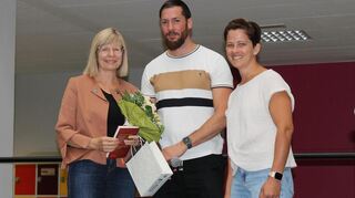 Christine Wolf wird im Schulgottesdienst verabschiedet, Lehrer Dr. Bernhard Woodley und Jacqueline Weich-Zahn vom Freundeskreis bedanken sich bei der geschätzten Lehrerin.