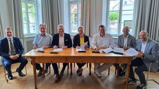 Sie besiegelten mit ihren Unterschriften den Betriebsführungsvertrag: (von links) Dr. Hansjörg Roll (MVV-Vorstandsmitglied ), Dr. Ralf Göck (Bürgermeister Gemeinde Brühl), Matthias Steffan, (Oberbürgermeister Stadt Schwetzingen), Isabelle John (Leiterin Netzdienstleistungen MVV Netze), Nils Drescher (Bürgermeister Gemeinde Plankstadt), Pascal Seidel (Bürgermeister Gemeinde Oftersheim) und Timo Wangler (Bürgermeister Gemeinde Ketsch).