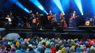Auftakt der Reihe „Musik im Park“ 2025 mit "SWR1 Pop & Poesie in Concert". 2.300 Zuschauer trotzten dem leichten Nieselregen.