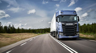 Ein Lkw der Marke Scania unterwegs in Schweden.