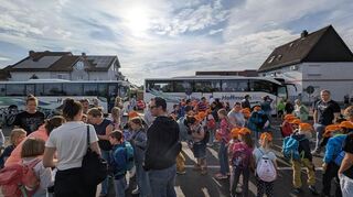 Abfahrt in Plankstadt: Damit niemand verloren geht, bekommen alle Kinder eine orangefarbene Kappe, auf der das Plankstadt-Logo aufgenäht ist.