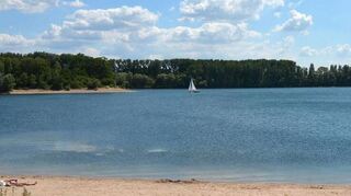 Am Kollersee darf in absehbarer Zeit wegen einer mikrobiologischen Belastung nicht mehr gebadet werden.