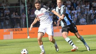 Berkan Taz pflegt noch den Kontakt zu seinen Ex-Mitspielern beim SVW: Hier läuft er in der vergangenen Saison dem Waldhöfer Nicklas Shipnoski (r.) davon.