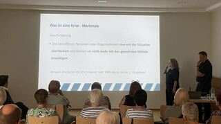 Mit Krisen und ihrer Bewältigung kennen sich Katrin Dietrich und Kommandant Markus Piperno von der Reilinger Feuerwehr bestens aus. Beim Bildungswerk sprechen sie über entsprechende Maßnahmen.