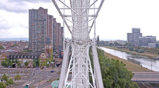 Fast 70 Meter über der Stadt: Das neue Riesenrad am Alten Meßplatz in Mannheim macht‘s ab Samstag möglich.
