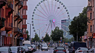 Auch aus der Langen Rötterstraße in der Neckarstadt unübersehbar: das Riesenrad „City Star“, das das Zeug zum „Monnem Eye“ hat.