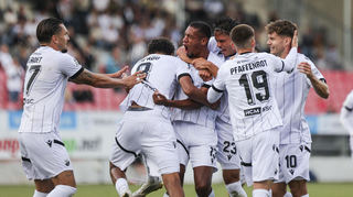 Nur eine Momentaufnahme: Yannick Osee (Mitte) jubelt nach dem 1:1-Ausgleich mit seinem Team. Der SV Sandhausen startet jedoch mit einer Niederlage gegen den FSV Frankfurt in die Saison.