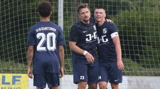 Der dreifache Torschütze Simon Wedrychowski (r.) und der SV 98 SpielmacherAlexander Dirks.