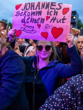 ssz_Musik im Park: Johannes Oerding. Alina hofff das Johannes Oerding ihr seinen Hut schenkt.