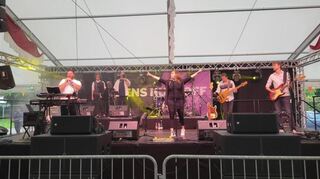 Jens Huthoff und seine Band sorgen am Samstagsabend auf dem Ketscher Backfischfest für mächtig Stimmung.