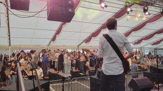 Stimmung pur mit Jens Huthoff auf dem Ketscher Backfischfest.