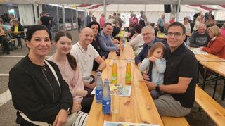Frühschoppen beim Ketscher Backfischfest, der "Tisch der Bürgermeister": Pascal Seidel (Oftersheim, v. l.), Matthias Beck (Hockenheim), Uwe Grempels (Altlußheim) und Kevin Weirether (Neulußheim) sind der Einladung ebenfalls gefolgt.