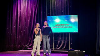 Die beiden Freundinnen Annika und Frieda trauen sich ebenfalls ans Mikrofon.