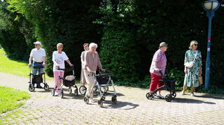 Gemeinsam mit der Seniorenbeauftragten Kerstin Berger (r.) genießen die Teilnehmenden des Spaziertreffs Karl Maischein (v. l.), Heidi Ammersbach, Ingrid Plewa, Theresia Hillen und Brigitte Meiner einen entspannten Spaziergang.