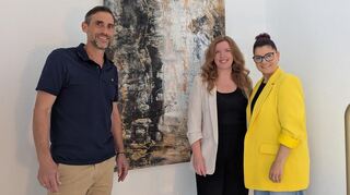 Geschäftsführer Julian Blem, Alexandra Ulrich und Kirsten Schad vor "Phönix", dem Lieblingsbild der Plankstadter Künstlerin.