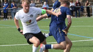 Der Eppelheimer Kapitän Joel Jeremias Hildebrandt (l.) war Dreh - undAngelpunkt beim Pokalsieg gegen Reichenbach,