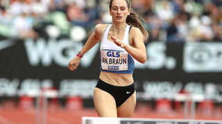 Anne Braun und der LG Kurpfalz stürzt bei der DM in Dresden über 400 Meter Hürden beinahe.