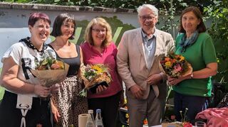 Als Zeichen der Wertschätzung für ihre wichtige Arbeit überreicht Adolf Härdle (2. v. r.) Melanie Schäfer (v .l.), Nadja Vendur, Gerhild Gottmann und Sonja Fischer Blumensträuße.