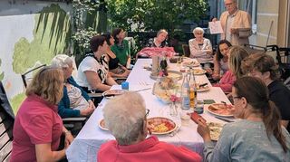 Angehörige nutzen die Gelegenheit zu einem Besuch und feiern mit den WG-Bewohnerinnen.