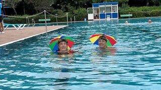 Die begeisterten Schwimmerinnen Kerstin und Martina lassen sich durch die Wetterkapriolen nicht vom Freibadbesuch abbringen.