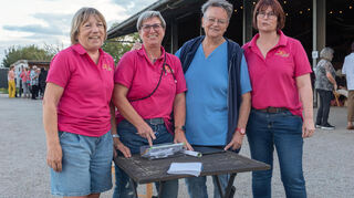 Die Vorstandsmitglieder (v. l.) Erika Hoffmann, Heide Flick, Sabine Petzold und Claudia Geng, die Hofbesitzerin, haben ebenfalls Spaß.