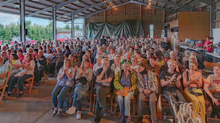 Beim Comedy-Abend herrschen viel Besuch und beste Stimmung.