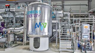 Die Flusswärmepumpe der MVV auf dem GKM-Gelände: Seit Herbst 2023 liefert sie Fernwärme für umgerechnet rund 3500 Haushalte in Mannheim.