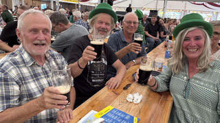 Das Guinness schmeckt und das Outfit stimmt. Der Irische Abend auf dem Ketscher Backfischfest wird gefeiert.