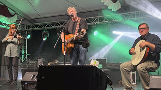 Meister ihres Genres: "Paddy goes to Holyhead", die Irische Folk Formation mit Almut Ritter an der Geige, Leadsänger Paddy Schmidt und Günter Bozem an den Percussions.