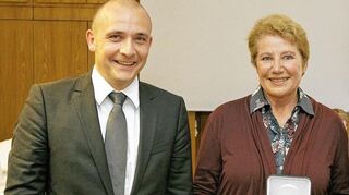 2013 bekam Doris Glöckler die Verdienstmedaille der Stadt Schwetzingen von OB Dr. Pöltl überreicht.