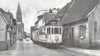 Ein Blick in die Ortsmitte in Plankstadt im Jahr 1967. Damals fährt noch die Straßenbahn durch die Gemeinde.