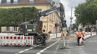 Die Baustelle für den Anschluss der Herzogstraße an die Fernwärme ist in die Carl-Theodor-Straße weitergewandert.
