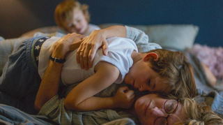 César Botti (oben) als Elliott und Valeria Bruni Tedeschi als Sandra Ferney in einer Szene des Films "Was uns verbindet". Der Film kommt am 07.08.2025 in die deutschen Kinos.