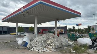 Noch steht das alte Tankstellendach, das bald der neuen Anlage bei Brühler Scheck-In-Center weichen soll.