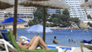 Ein günstiges Hotel in Spanien möglichst in Strandnähe – ums Preisvergleichen im Internet kommen Urlauber nicht herum, sagt Reiseexperte Oliver Buttler.