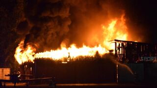 Beim Einsatz an der Halle des Sportfliegerclubs Hockenheim im Juni 2023 wurden die Drehleiter und ein Tanklöschfahrzeug der Hockenheimer Feuerwehr beschädigt.