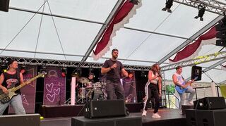 Pures 90er-Feeling beim Ketscher Backfischfest mit der Band Neon.