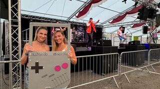 Ramona und Melanie nutzen den Game-Boy-Fotospot.