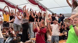Das Publikum im Ketscher Festzelt lässt sich von Neon mitreißen.