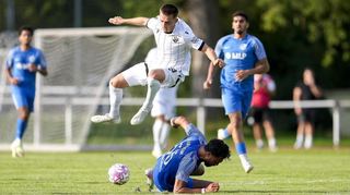 Sandhausens Denis Pfaffenrot (l.) im Zweikampf mit dem Heidelberger Tolga Karlidag. Regionalligist SVS erreicht durch das 4:1 das Achtelfinale.